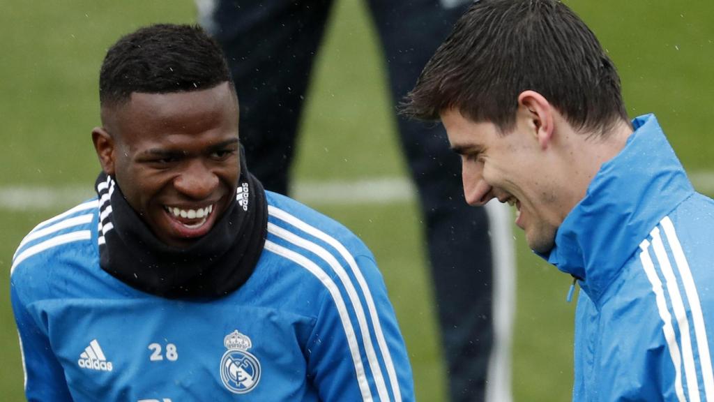 Vinicius Junior y Courtois en el entrenamiento previo a la visita al Coliseum