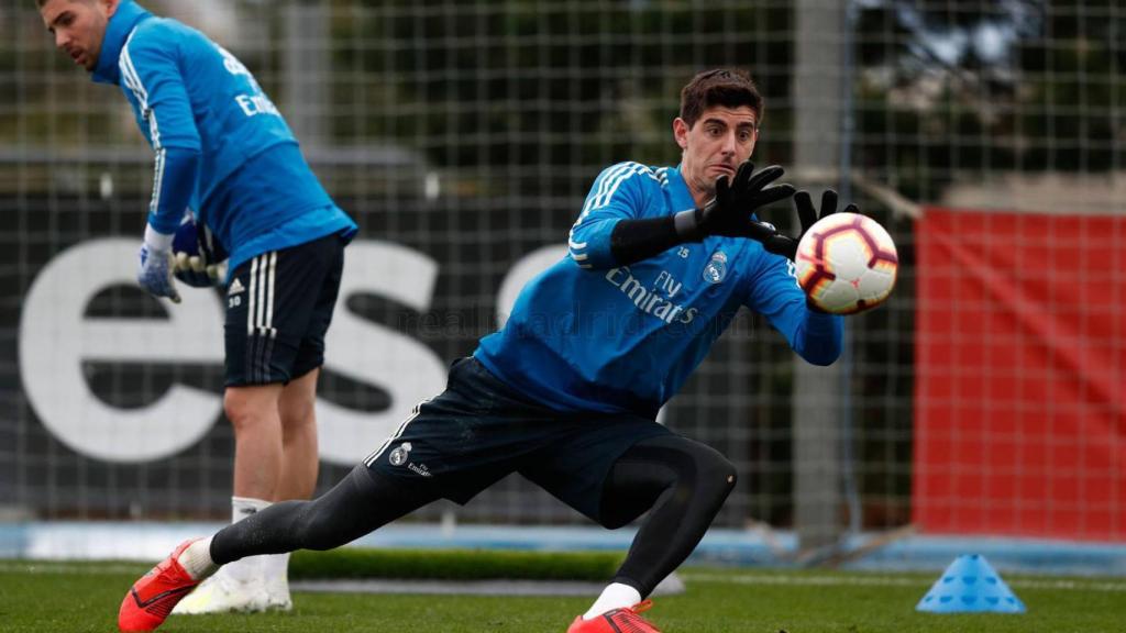 Courtois entrenando en Valdebebas