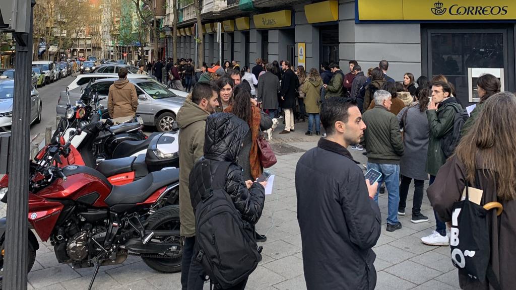 Una oficina de Correos en Guzmán el Bueno (Madrid) abarrotada.