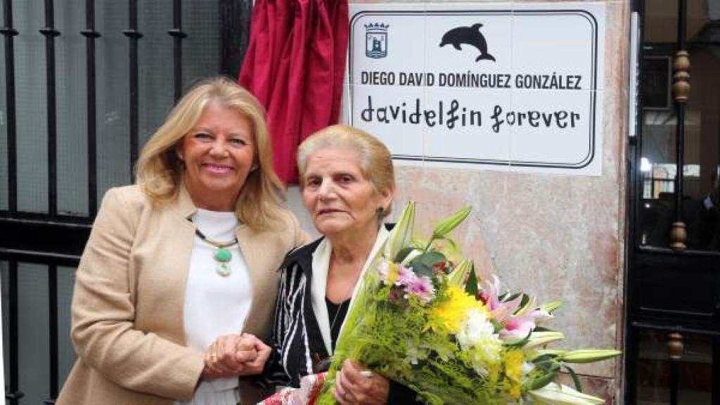 La madre de David Delfín en el momento en que se ha descubierto la placa.
