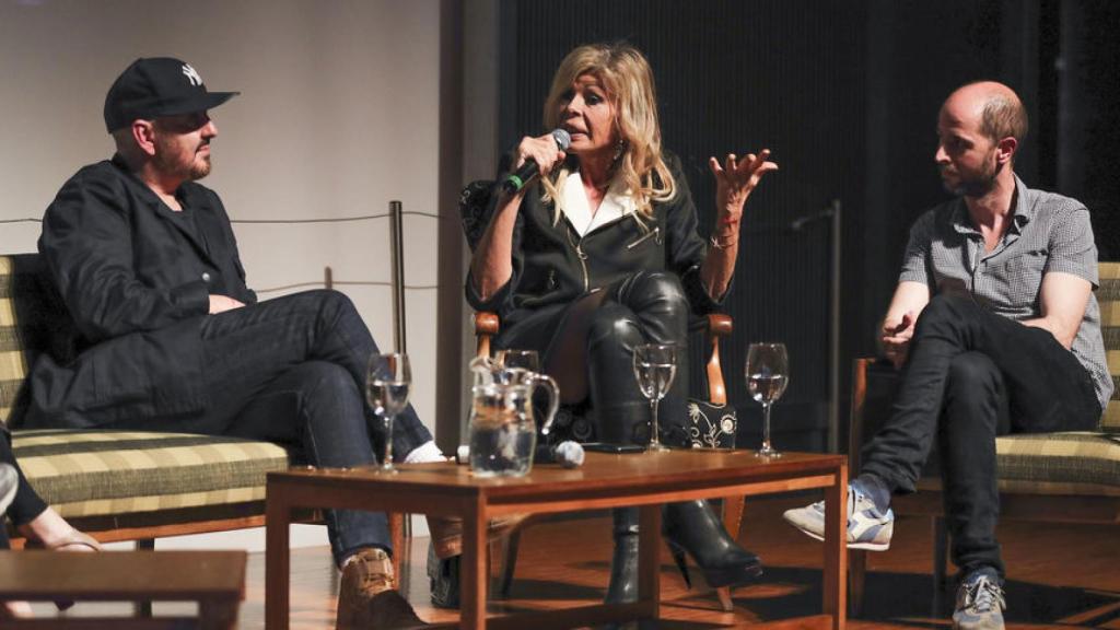 Bibiana Fernández durante la mesa redonda que se celebró en memoria de Delfín.