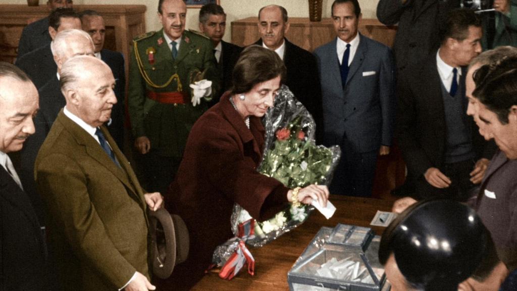 Franco y su esposa, Carmen Polo, votando la LOE de 1966.