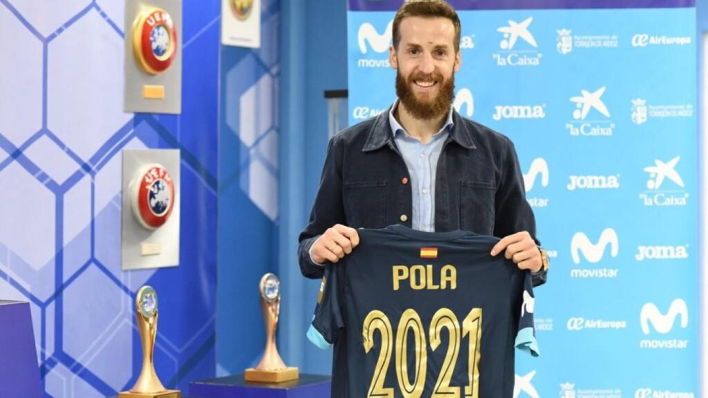 Pola, durante el acto de su renovación. Foto: Twitter (@Pola7Oficial)