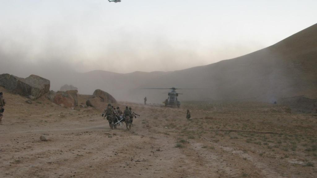 Evacuación del cadáver del policía afgano.