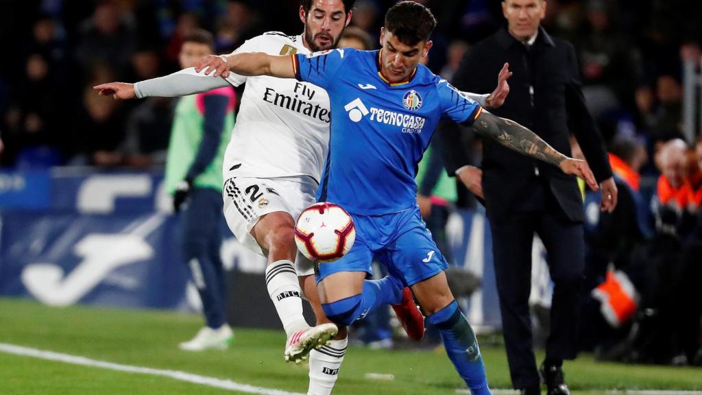 Isco intenta robar un balón a Mauro Arambarri