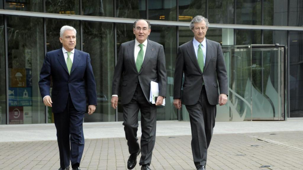 De izquierda a derecha, Francisco Martínez Córcoles, director general de los Negocios del Grupo; Ignacio Galán, presidente de Iberdrola, y José Sainz Armada, director general de Finanzas y Recursos, tras la presentación de los resultados trimestrales.