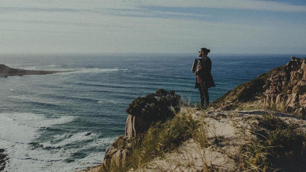 Los protagonistas del videoclip Eu Son Camariñas regresan a su tierra