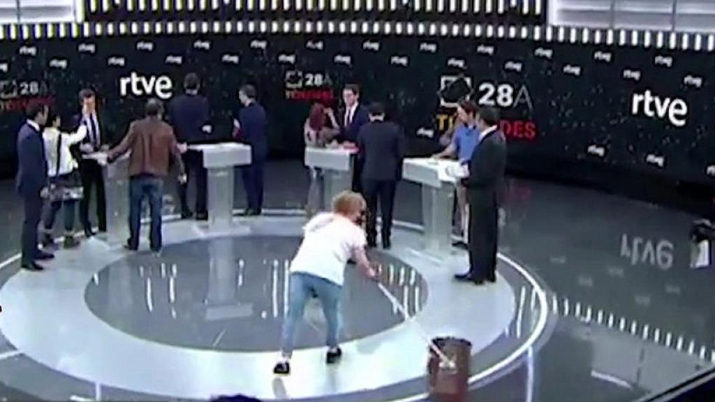 Delfina, pasando la mopa, justo antes de que comenzara el debate electoral del lunes.