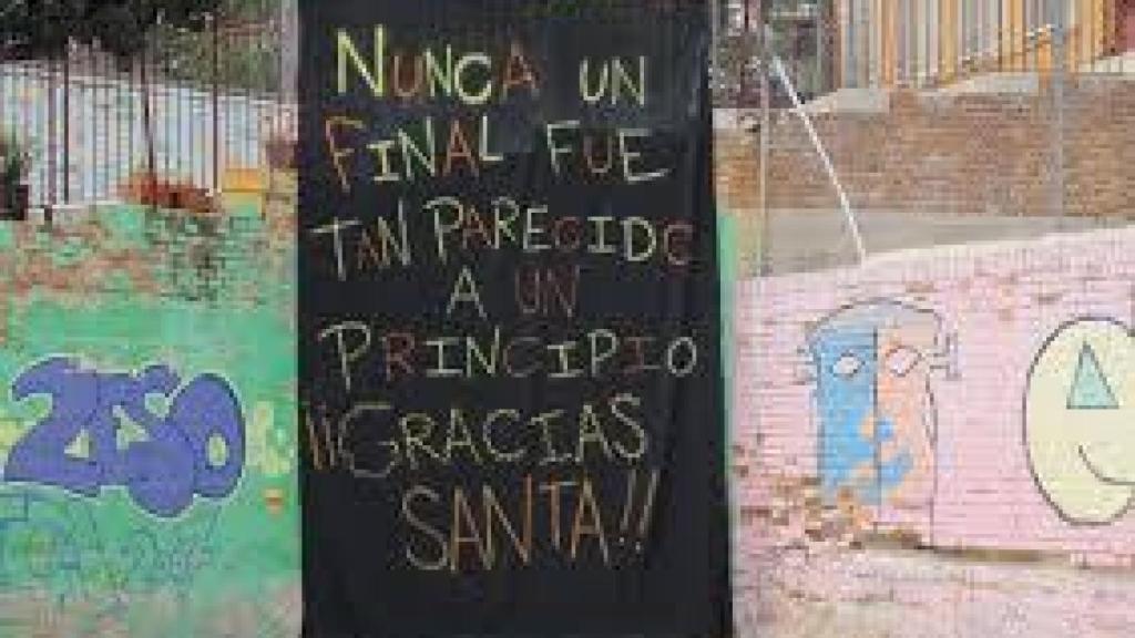 Despedida de los ex alumnos al colegio Santa Cristina cuando echó el cierre.