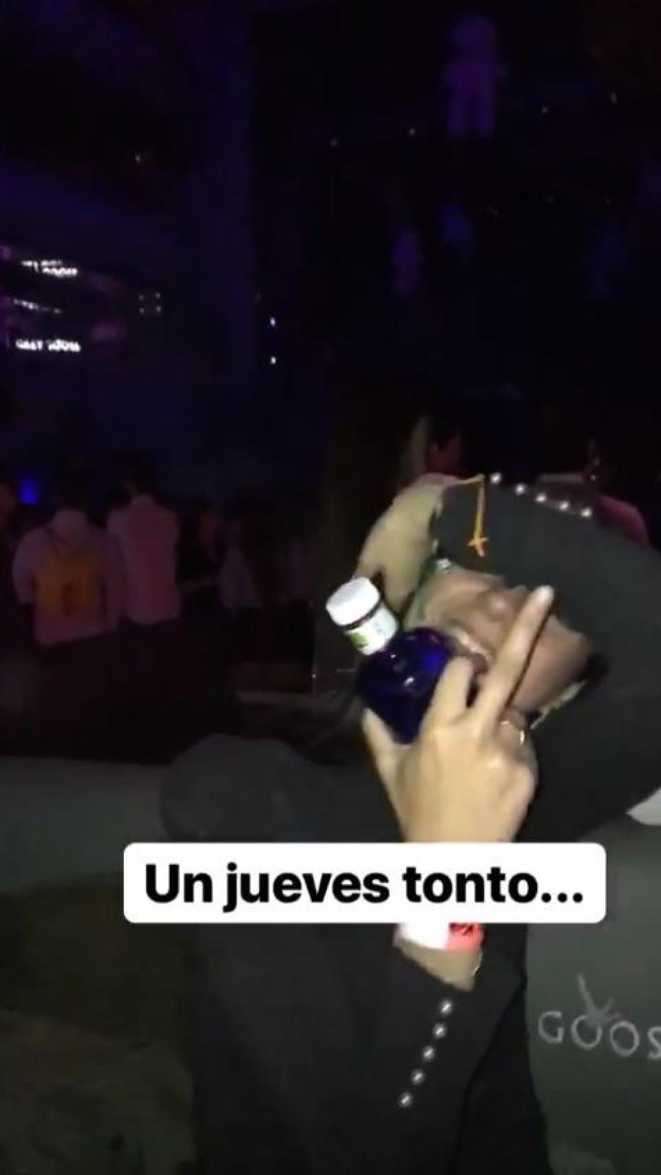 Victoria Federica haciéndole el corte de manga a uno de sus amigos, en una de las imágenes a las que ha tenido acceso JALEOS.