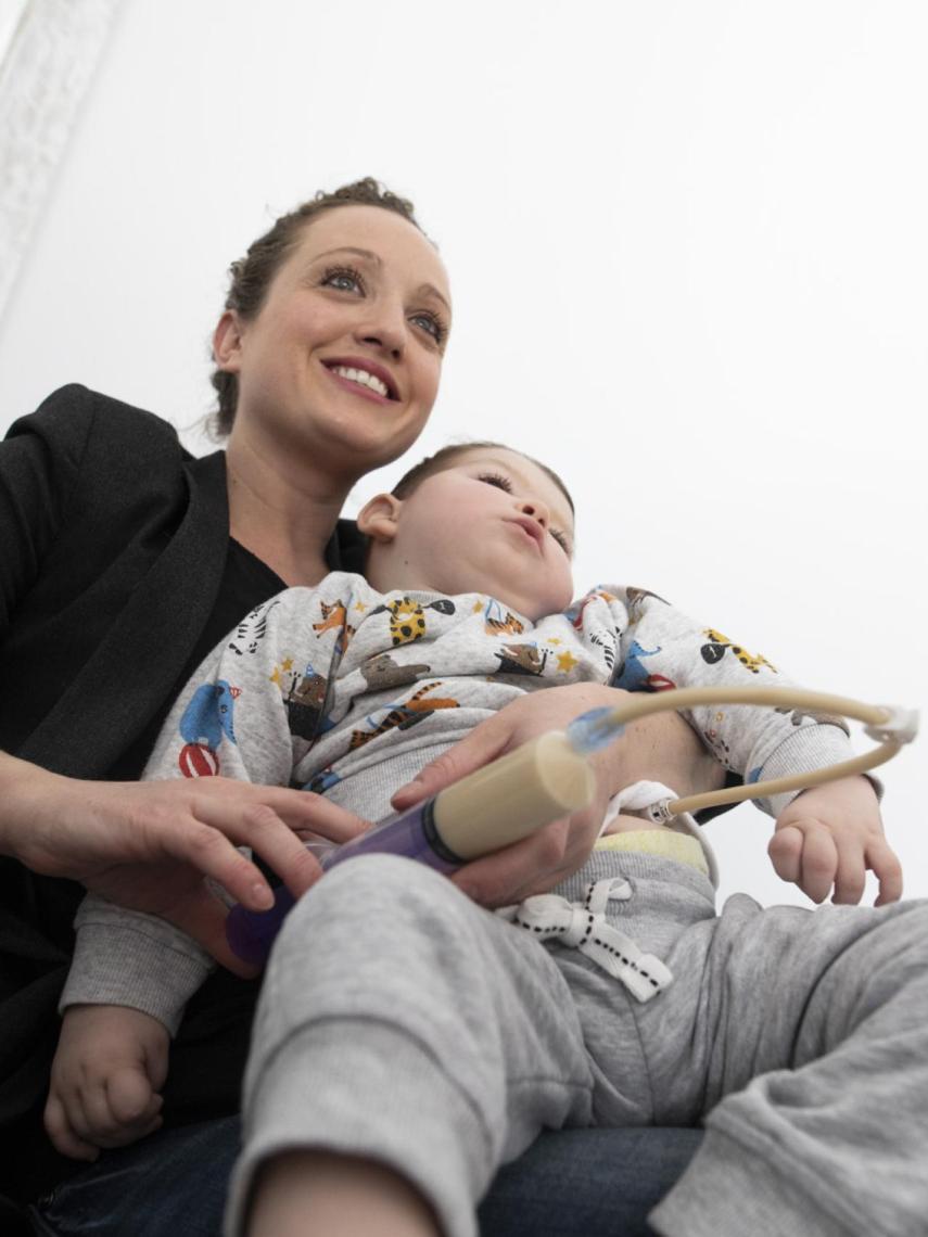 A Hugo le realizaron una gastrostomía a mediados del año pasado. Se trata de una intervención quirúrgica que consiste en la apertura de un orificio en el abdomen para introducir una sonda de alimentación que llega hasta el estómago.