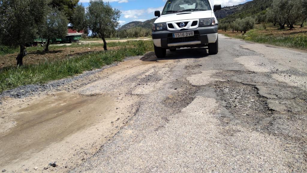 El firme de la carretera B-30 presenta numerosos baches.
