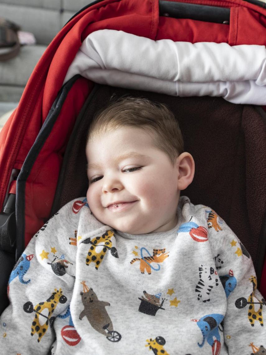 Hugo padece una enfermedad rara que en España sólo se le ha diagnosticado a él hasta el momento. Ahora necesita una sillada adaptada que cuesta 6.000 euros.