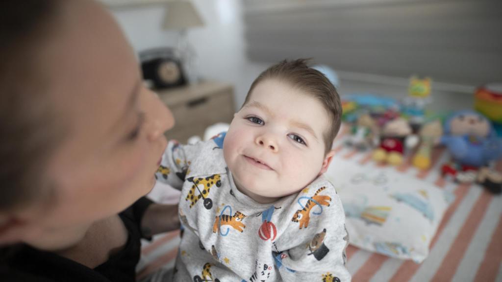 Hugo padece una enfermedad genética casi desconocida para la medicina española.