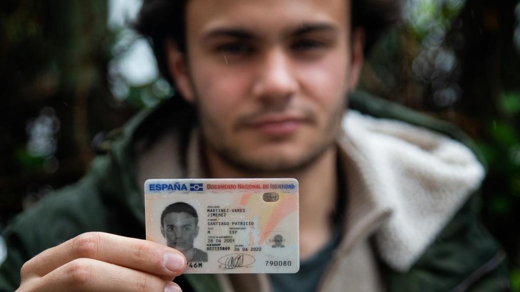 Santiago mostrando su documento nacional de identidad.