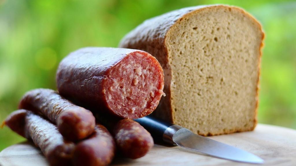 Un chorizo y una barra de pan