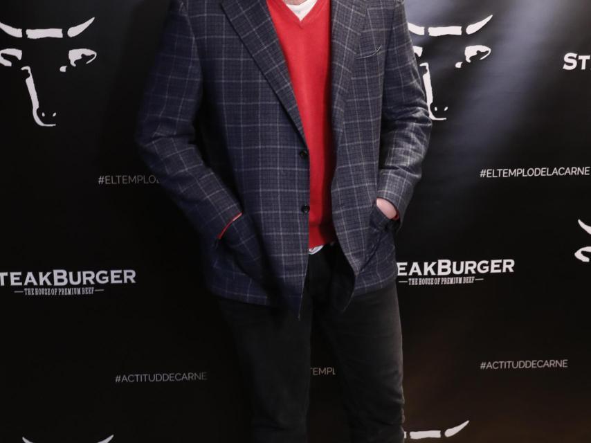 Álex Lequio en la inauguración de una nueva hamburguesería.