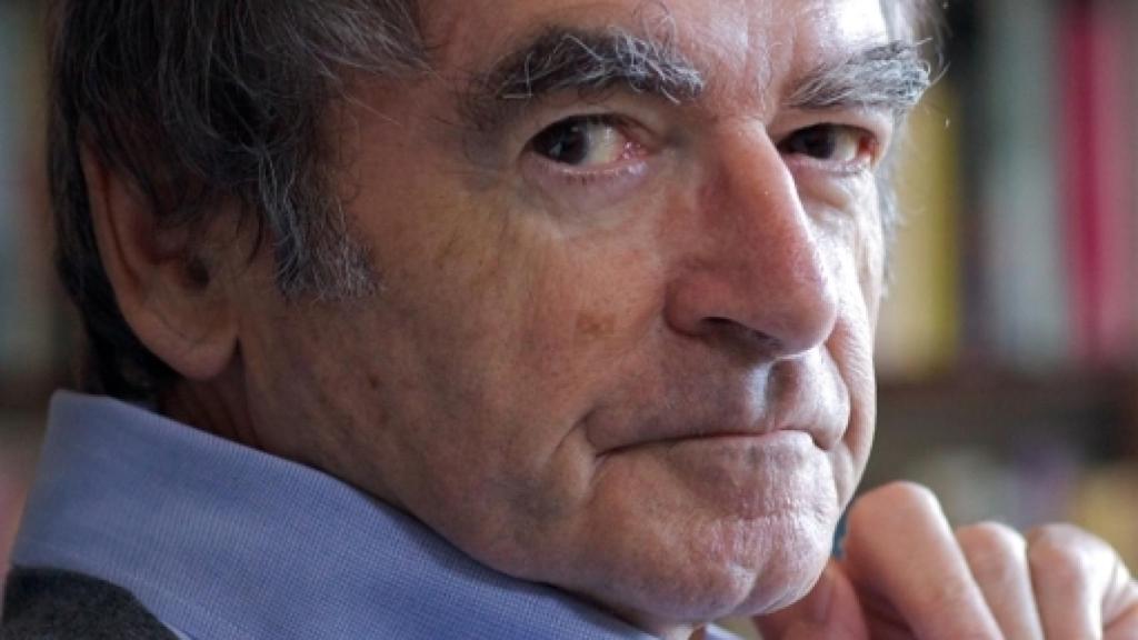 Image: Un hombre con atributos