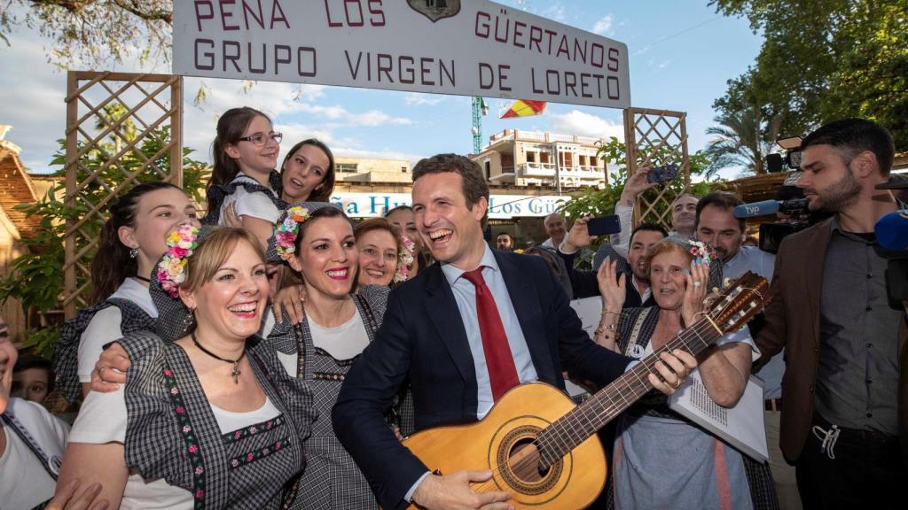 Casado toca la guitarra en compañía de unos militantes en Murcia