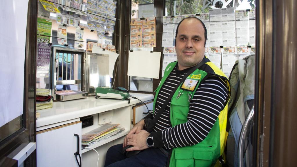 Iván, vendedor de la ONCE, en su puesto del barrio La Latina en Madrid.