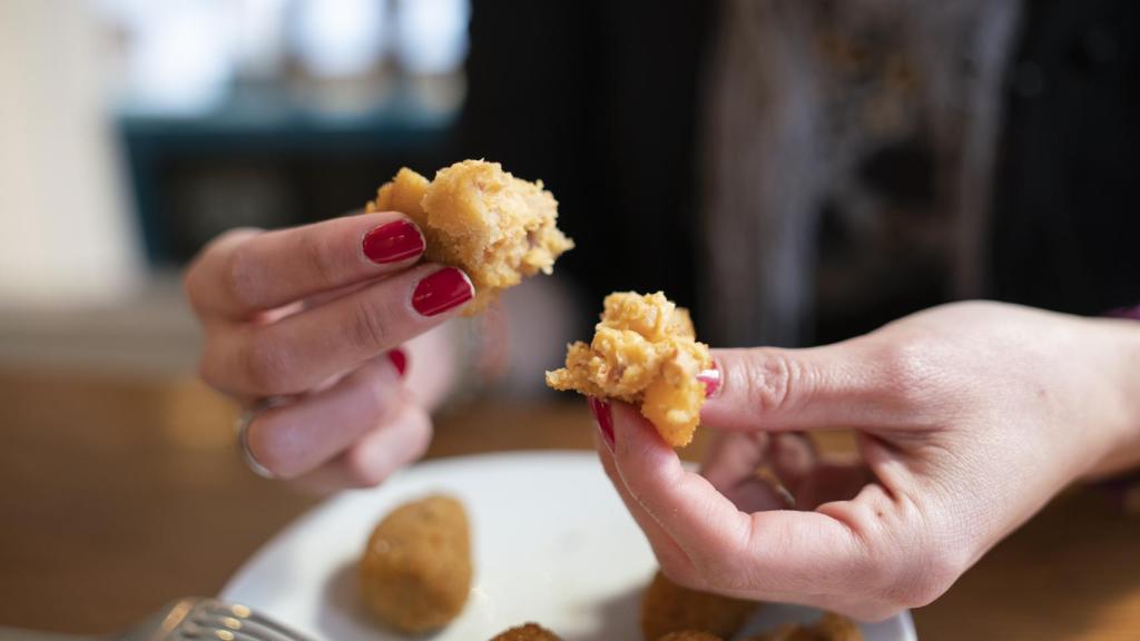 La croqueta de huevos con chorizo de Gemma del Caño, que venden en un bar como casera.