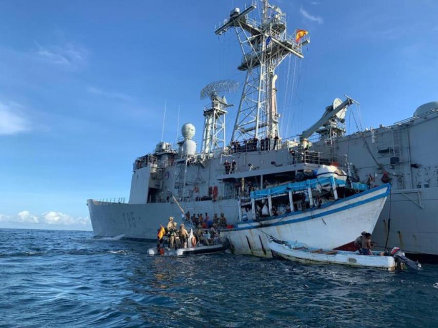 Fotografía de la operación de la fragata Navarra.