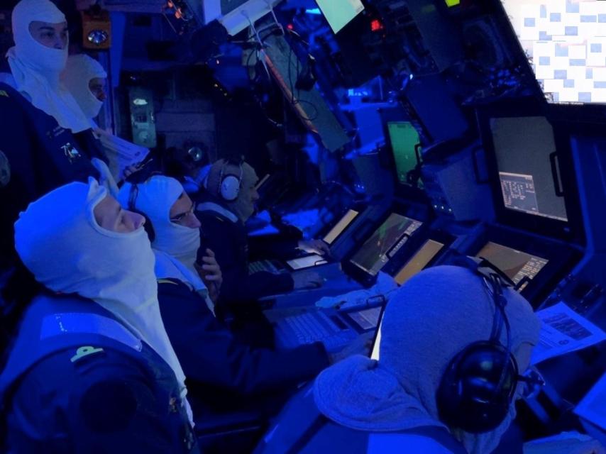 Dotación de la Navarra en el dispositivo de búsqueda de los piratas en aguas del Índico.