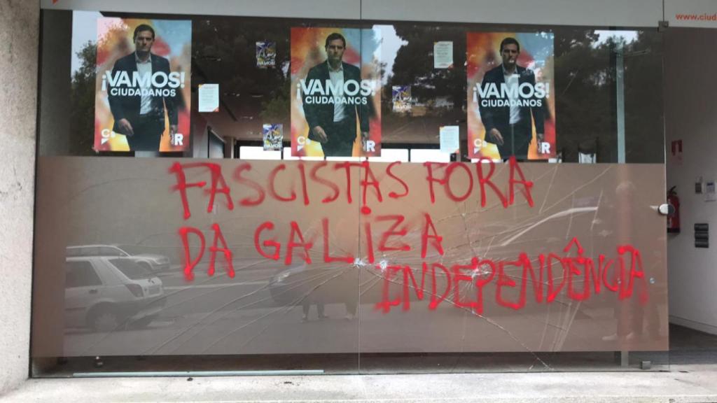 Imagen del estado del escaparate de la sede de Ciudadanos en la capital gallega.