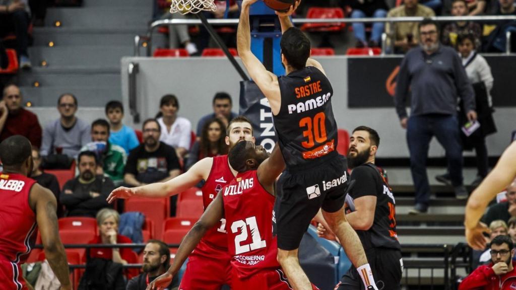 Sastre se eleva para lanzar a canasta. Foto: Twitter (@valenciabasket)