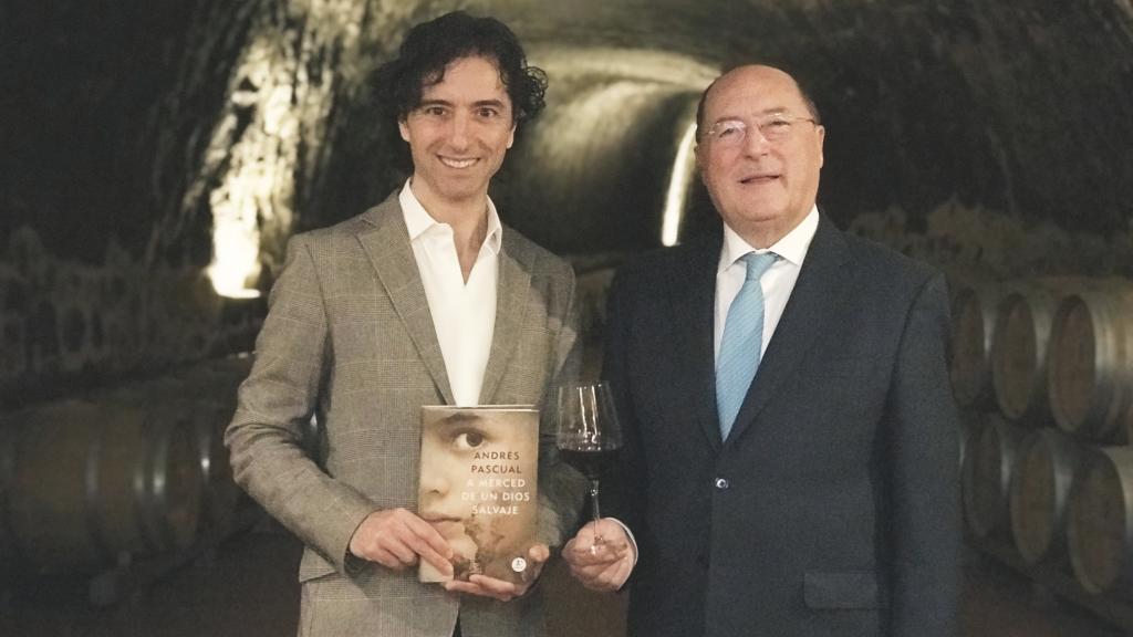Andrés Pascual y Carlos Moro, en el calado de esta bodega, tras el encuentro literario.