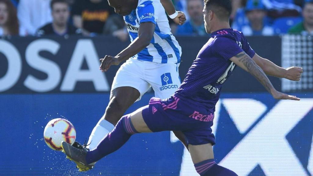Disputa de un balón en el Leganés - Celta. Foto: Twitter (@CDLeganes)