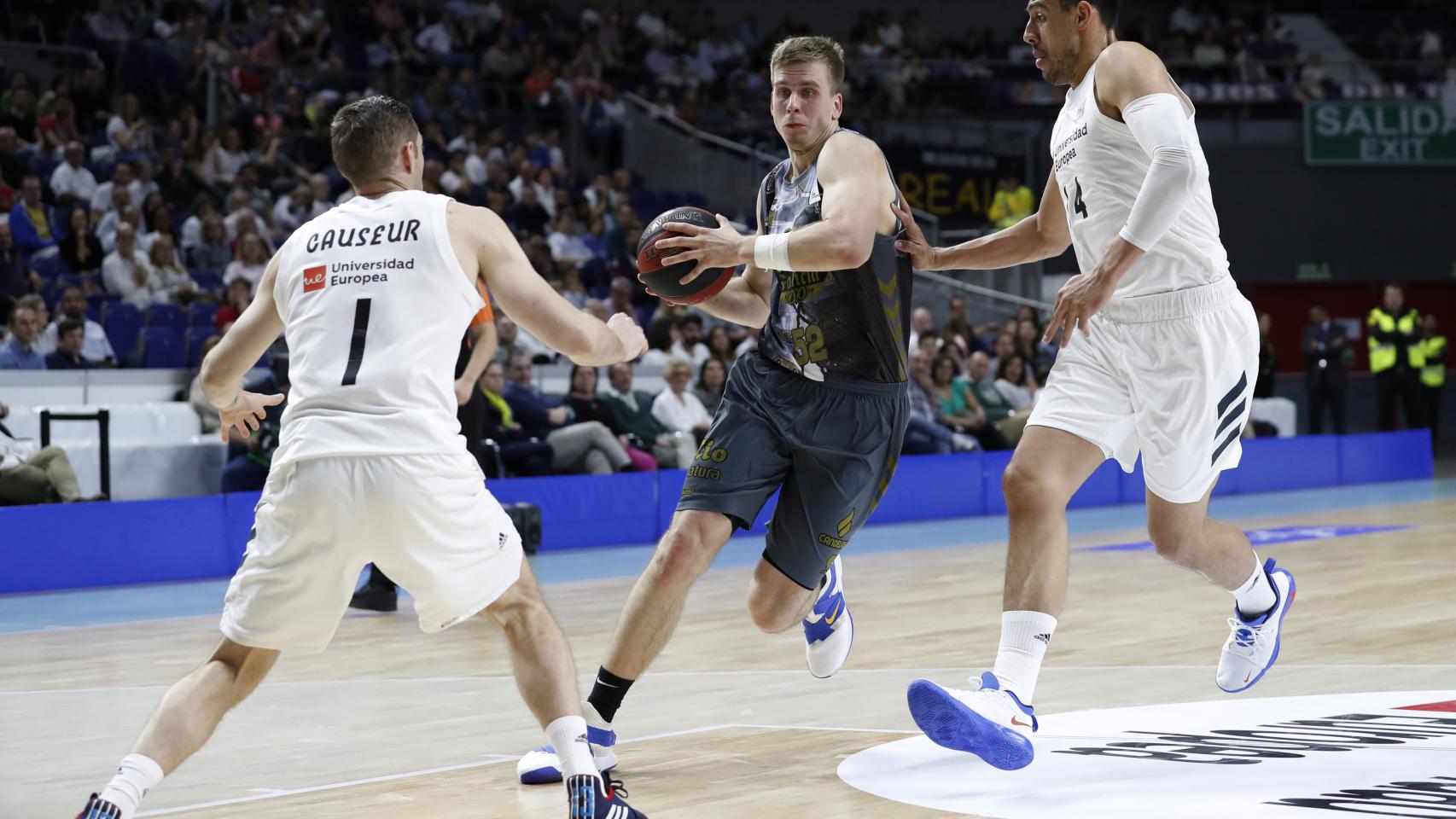 El atacante del Breogán busca zafarse de sus defensores