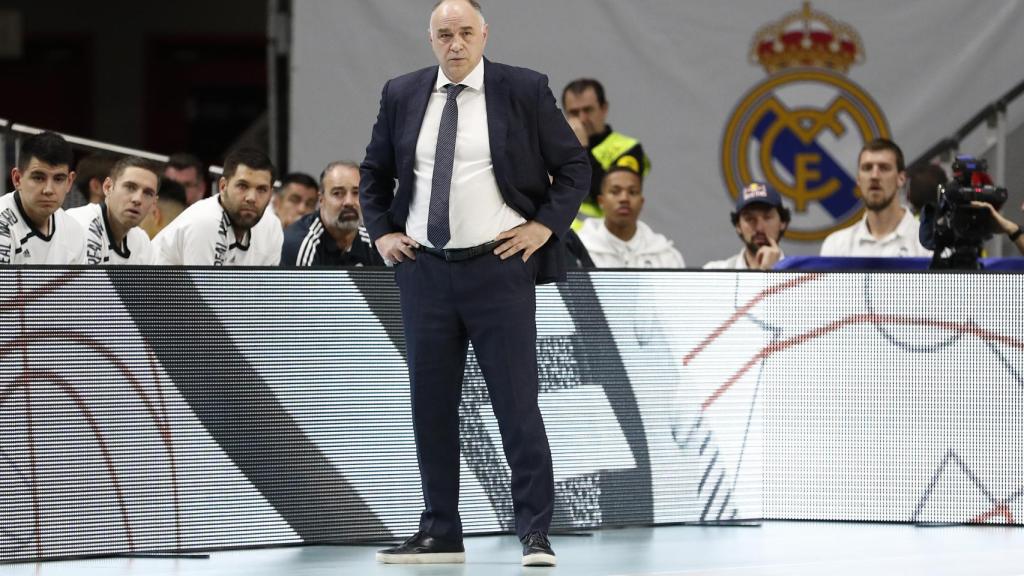 Pablo Laso mira pensativo a sus jugadores