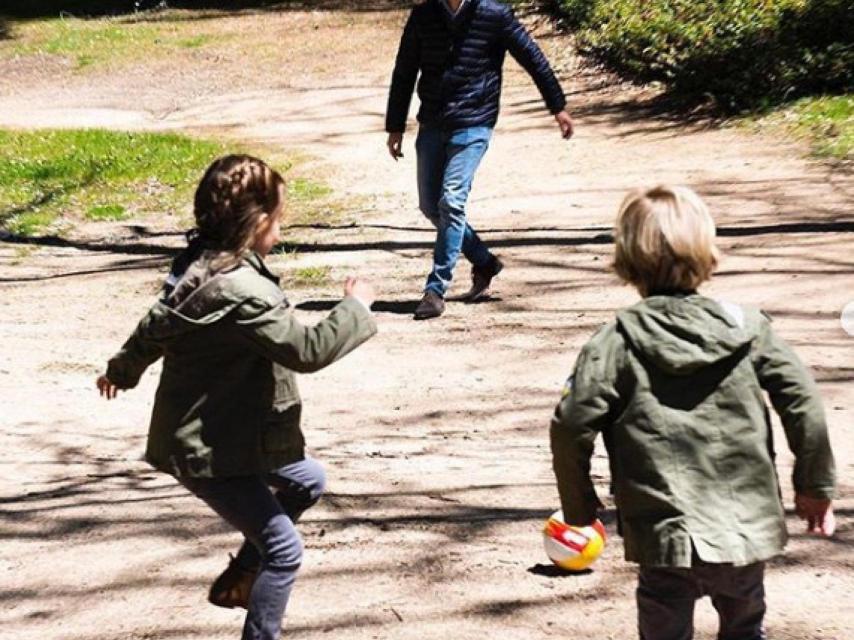 Pablo Casado juega con sus dos hijos, Paloma y Pablo, a menos de 24 horas del inicio del 28-A