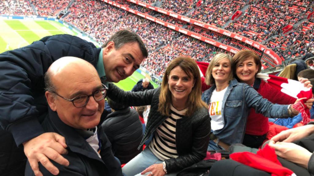 Aitor Esteban cabeza de lista del PNV, con sus compañeros en San Mamés para ver el partido del Athletic ante el Alavés en el día de reflexión.