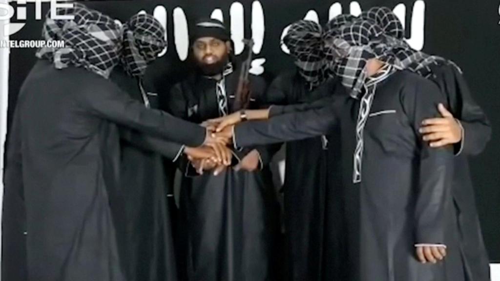 Mohamed Zahran (c) con los supuestos terroristas de Sri Lanka en un lugar desconocido.