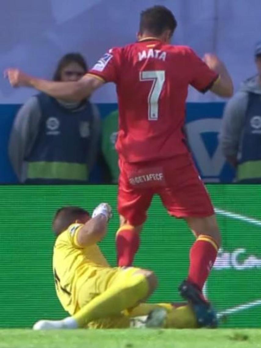 Rulli arrolla a Jaime Mata. Foto: Twitter (@elchiringuitotv)