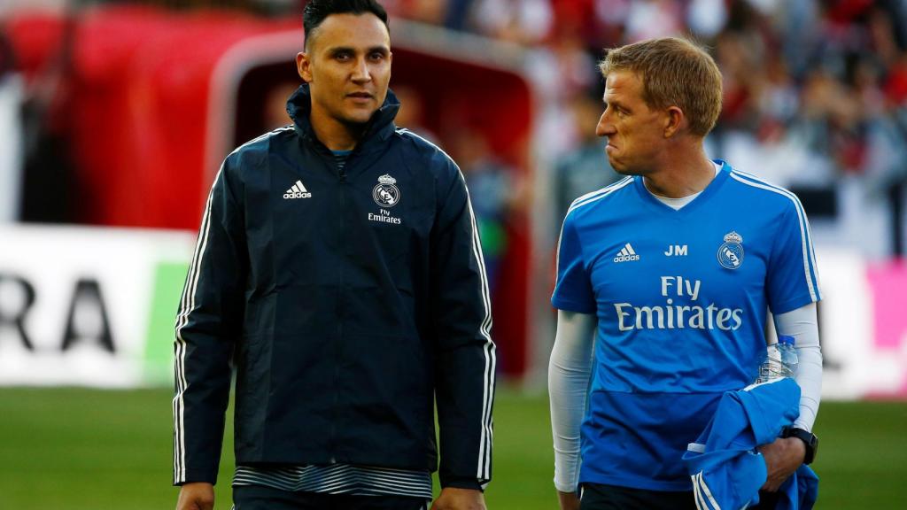 Keylor Navas camino del banquillo en Vallecas