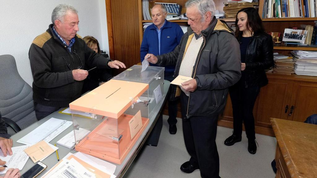 Cuarenta segundos son los que han tardado en votar este domingo los seis vecinos del municipio riojano de Villarroya.