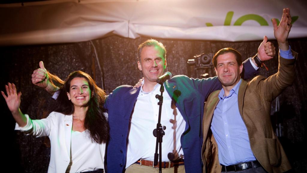 El secretario general de Vox, Javier Ortega Smith (c), valora los resultados electorales en la madrileña plaza Margaret Thatcher, junto al hotel Fénix, donde celebran la noche electoral.