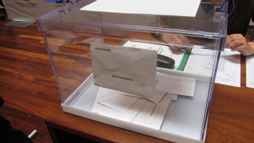 Una mesa electoral abre con retraso en A Coruña por no acudir un vocal ni su suplente