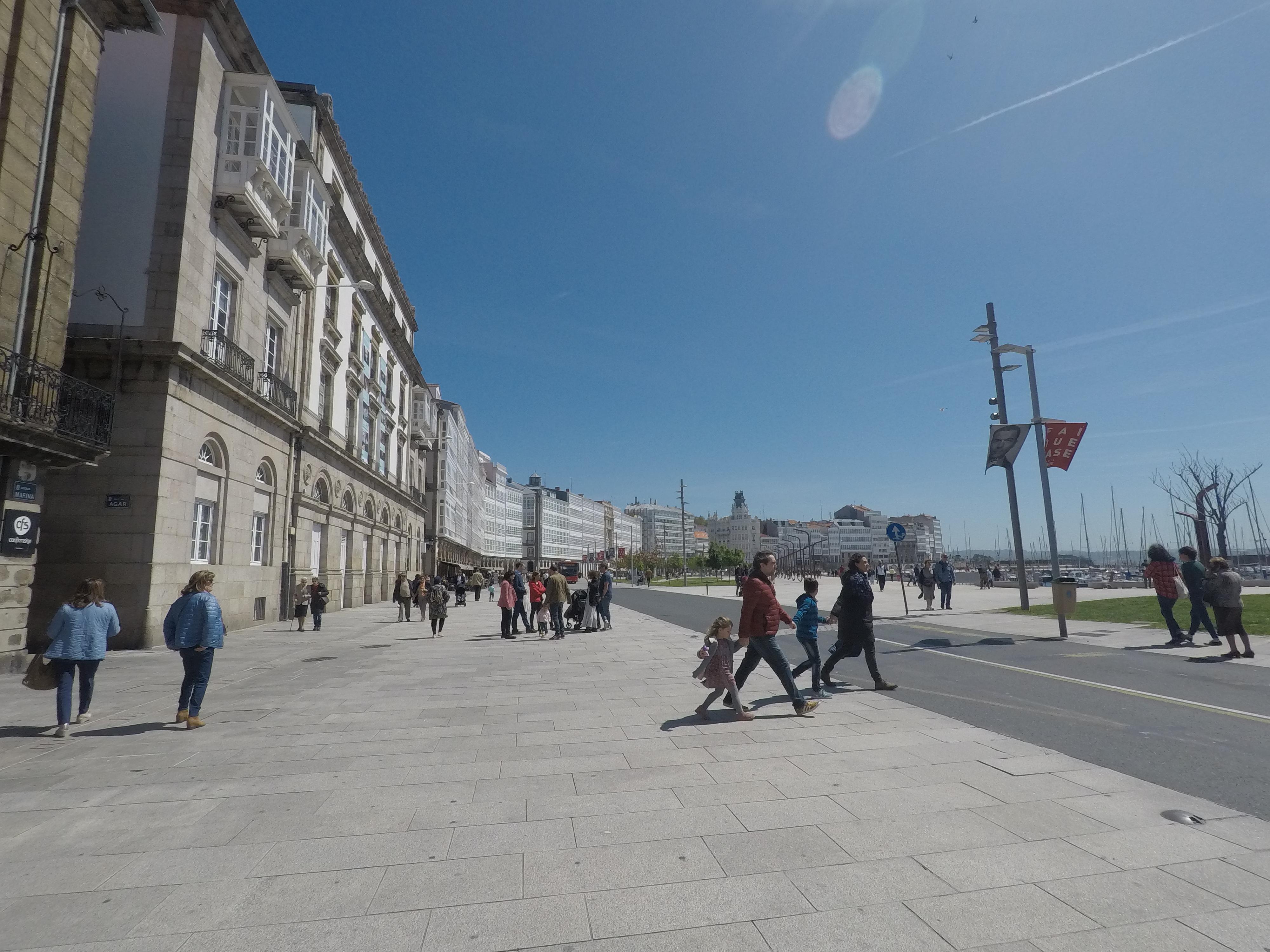 Tránsito de personas hacia La Marina coruñesa