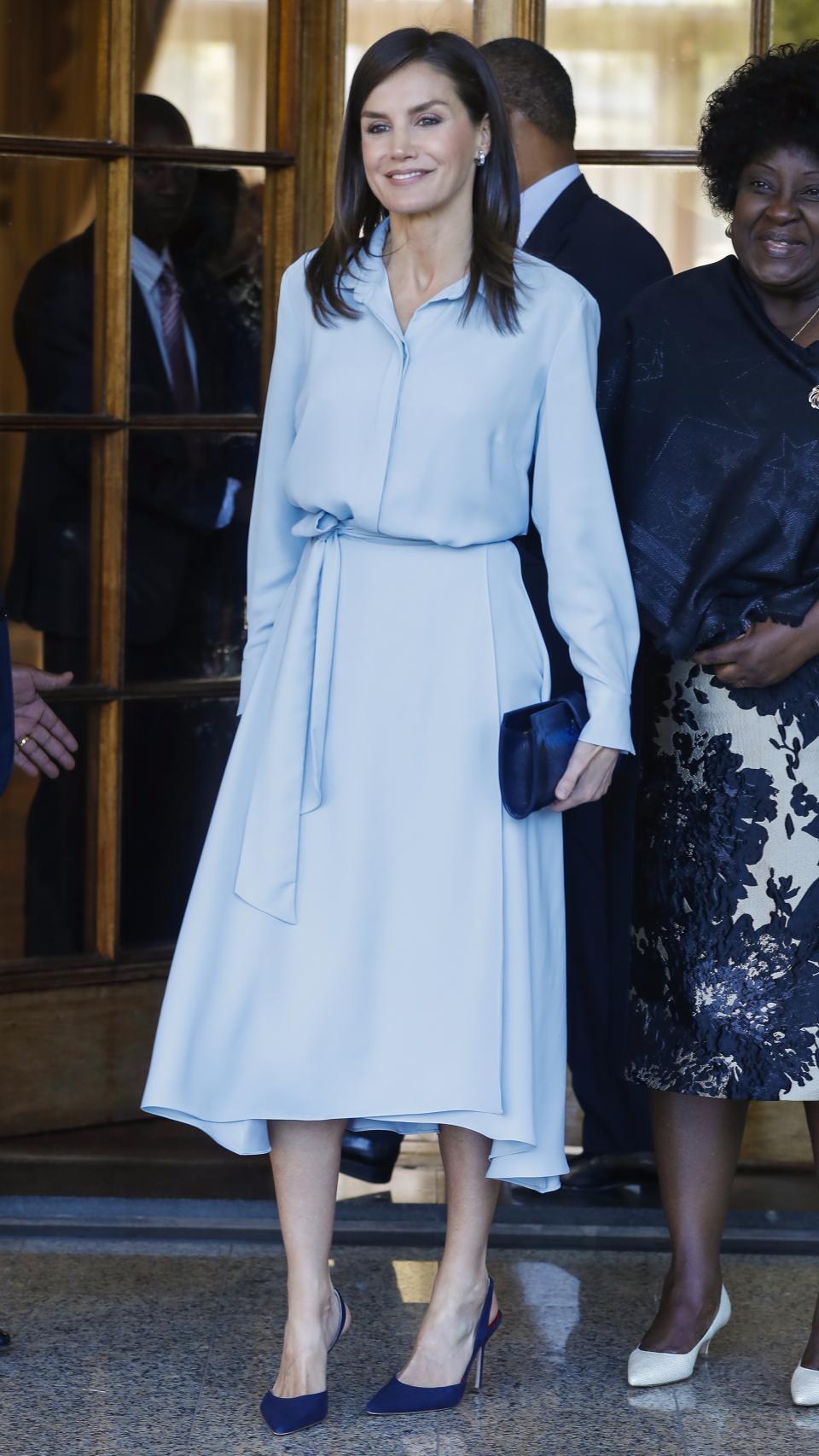 La reina Letizia con vestido camisero.