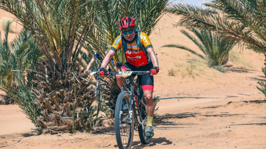 Un competidor en la Titan Desert 2019