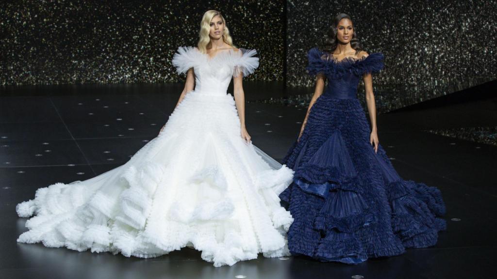 Cindy Bruna y Devon Windsor desfilando en Barcelona.