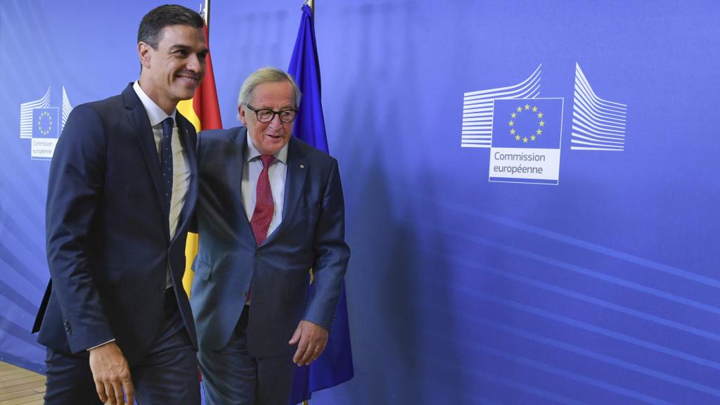 Juncker saluda a Sánchez en su última visita a la Comisión Europea el pasado diciembre