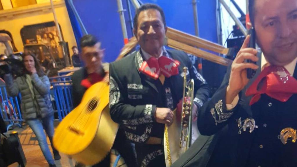 Los mariachis junto a la sede popular