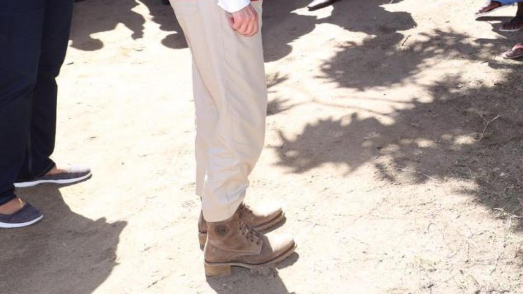 La Reina ha escogido unas botas de la marca Panamá Jack para su visita de este martes.