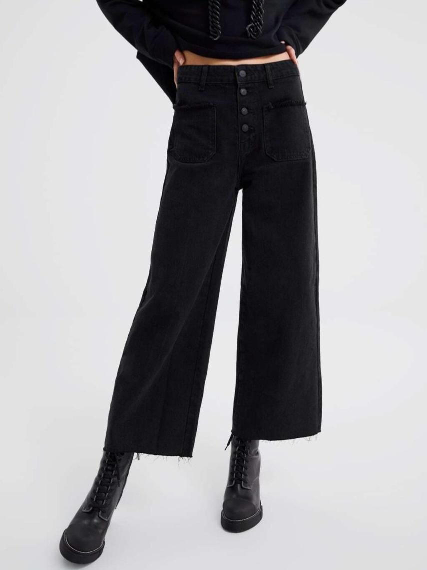 Detalle del vaquero negro de Zara, de tiro alto y con pierna acampanada.