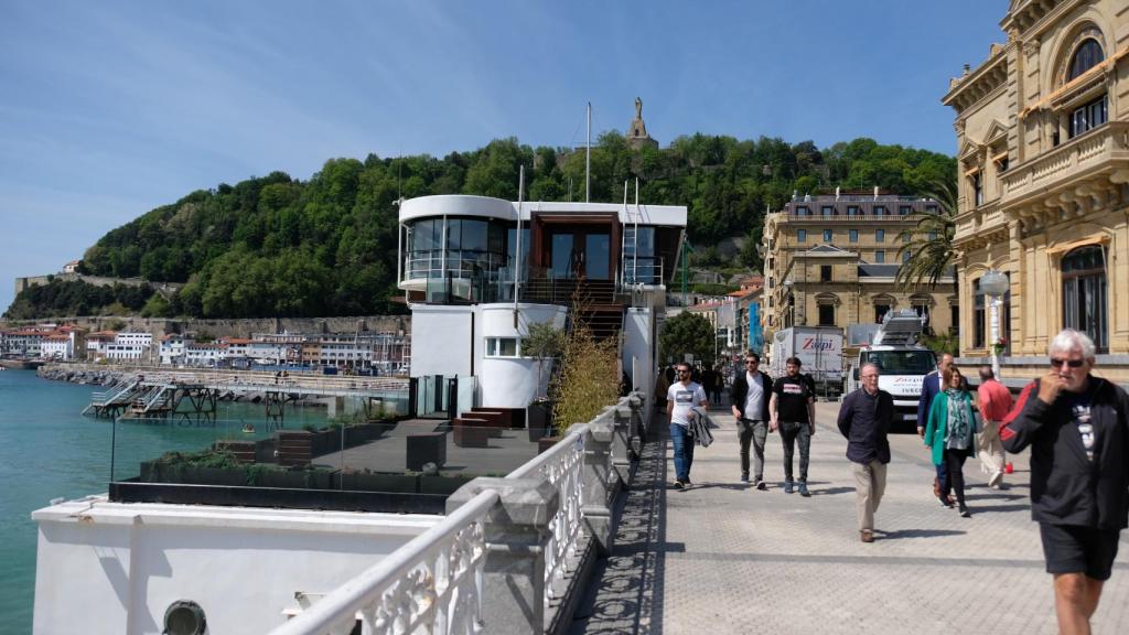 La discoteca GU frente al Ayuntamiento de San Sebastián. Los hechos ocurrieron entre ambos edificios.
